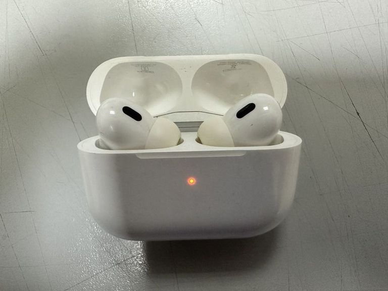 Купити Apple airpods pro 2nd generation with magsafe charging case usb-c Б/У