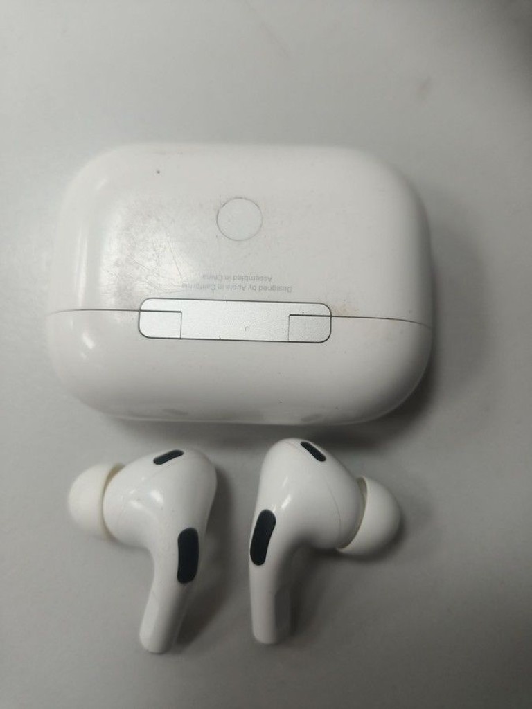 Купити Apple airpods pro 2nd generation with magsafe charging case usb-c Б/У