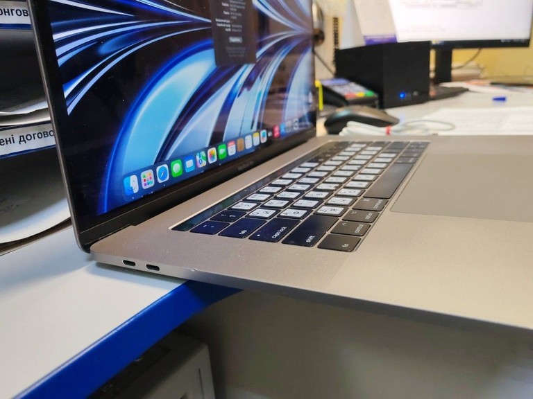 Дешиво Apple macbook pro екр. 15,4/a1707/ core i7 2,6ghz/ ram16gb/ ssd256gb/ intel hd graphics 530/touch bar с ломбарда