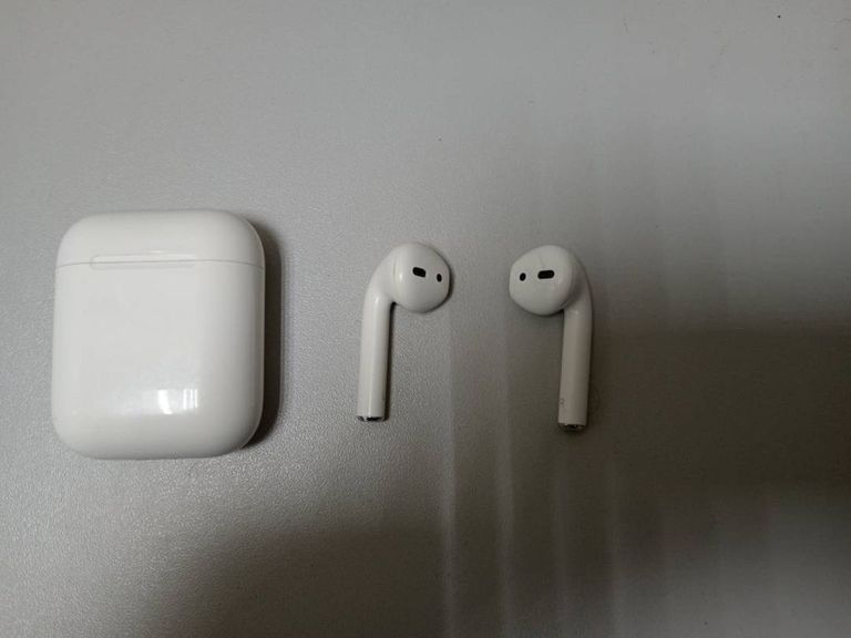 Apple airpods 2nd generation with charging case