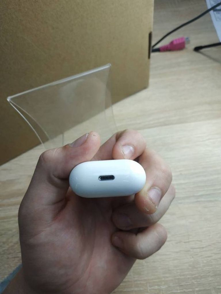 Apple airpods 2nd generation with charging case