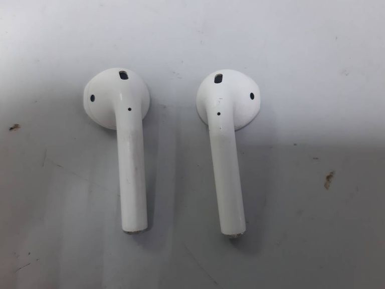 Apple airpods 2nd generation with charging case