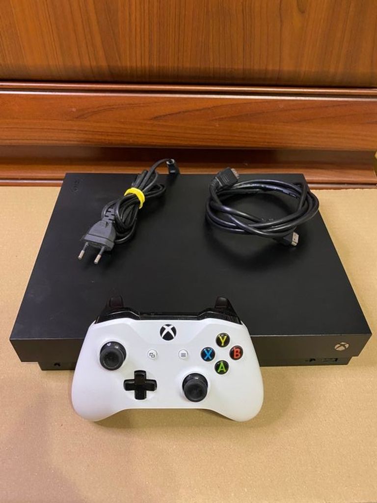Купити Xbox One X 1Tb Б/У