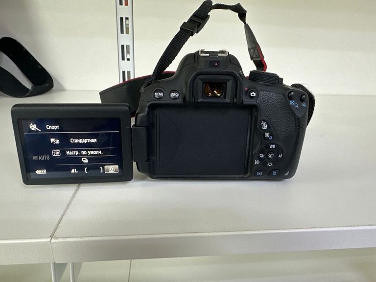 Дешиво Canon eos 700d + ef-s 18-55mm 1:3.5-5.6 is stm с ломбарда
