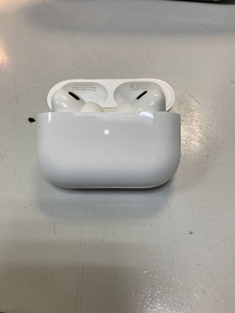 Купити Apple airpods pro 2nd generation with magsafe charging case usb-c Б/У