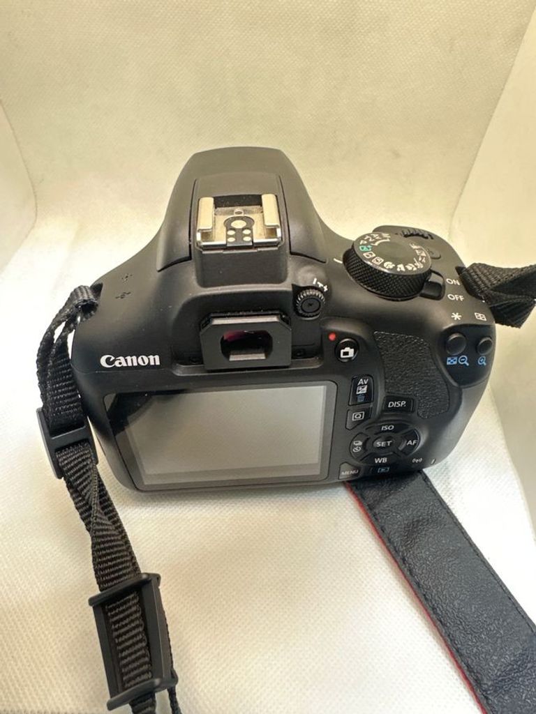 Дешиво Canon eos 1300d/ ef-s 18-55mm f/3,5-5,6 is iii с ломбарда