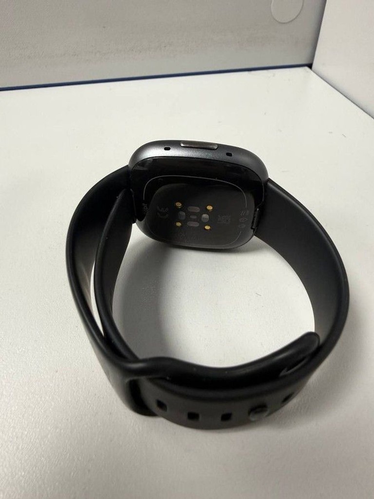 Розпродаж Fitbit versa 4/graphite, продавець Техноскарб