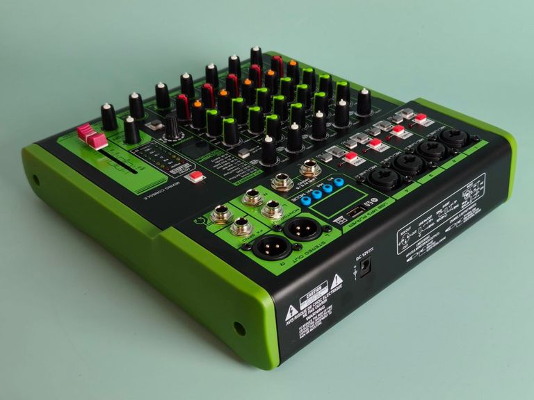 Дешево Професійний мікшер серії 8UX із 99 цифровими ефектами DSP. Новий! з ломбарду