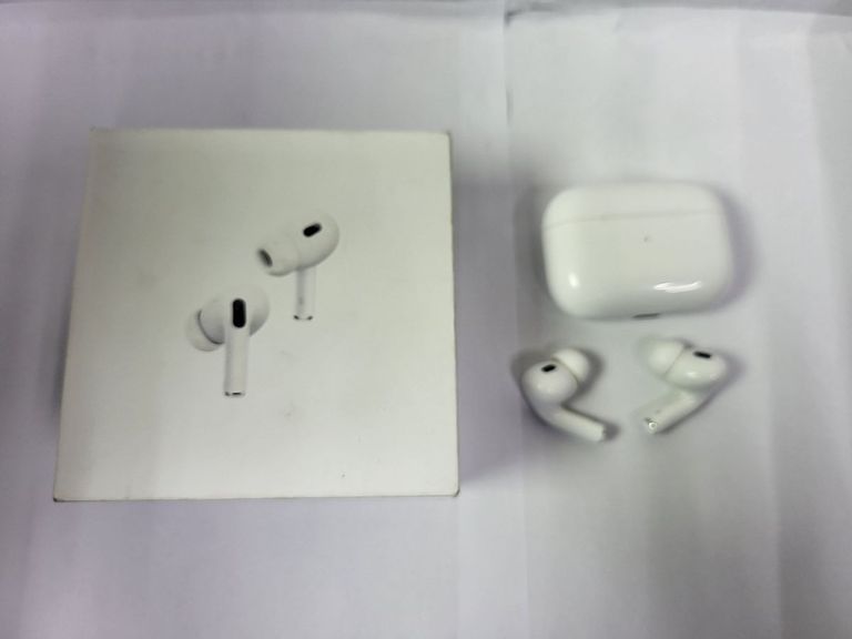 Купити Apple airpods pro 2nd generation with magsafe charging case usb-c Б/У