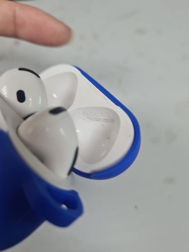 Купити Apple airpods 4 with active noise cancellation Б/У