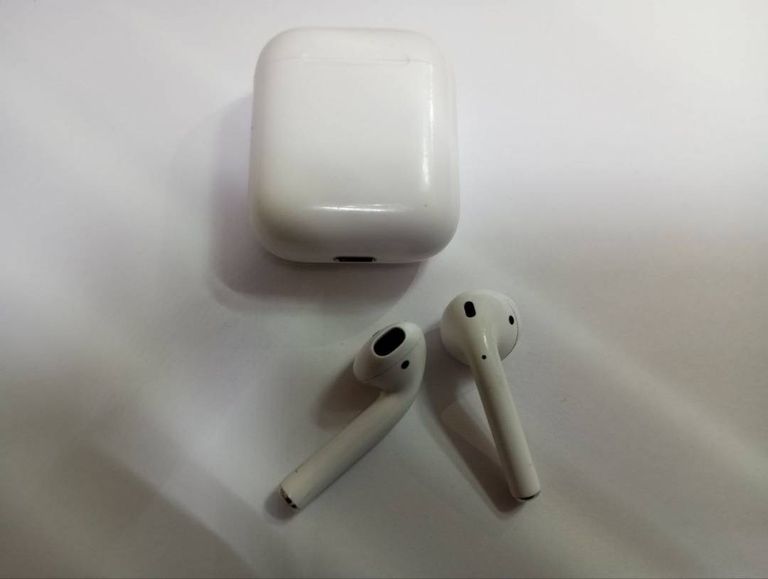 Apple airpods 2nd generation with charging case