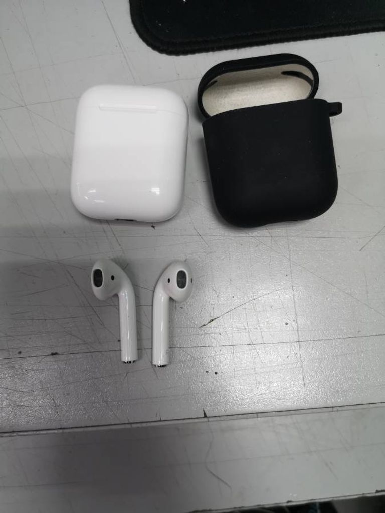 Apple airpods 2nd generation with charging case