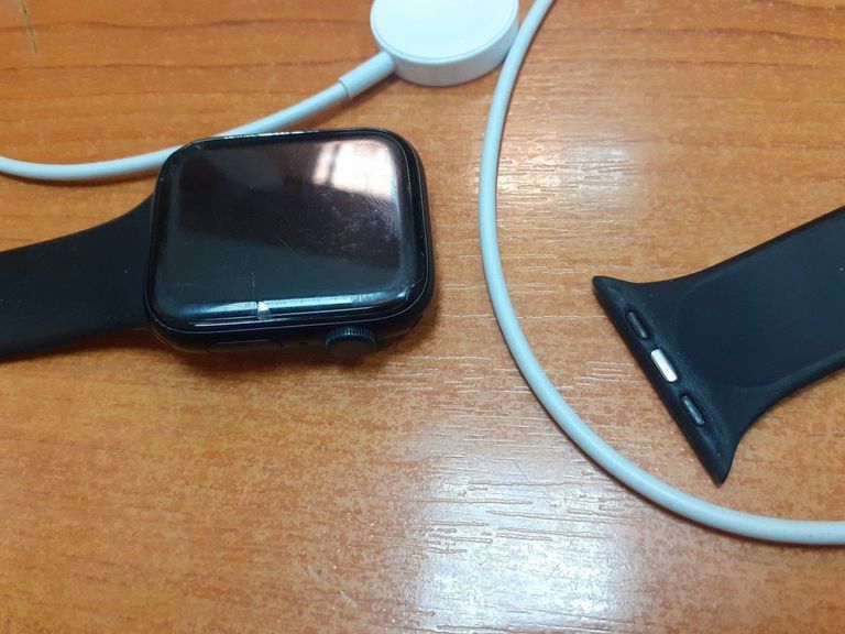 Купити Apple watch se 2 gps 44mm aluminum case with sport Б/У