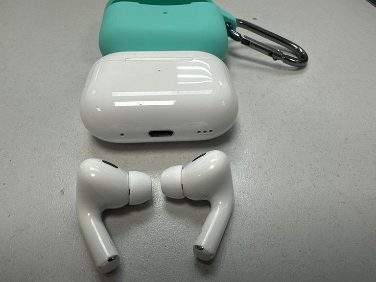 Купити Apple airpods pro 2nd generation with magsafe charging case usb-c Б/У