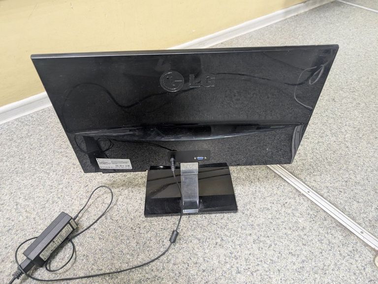 Оголошення Lg e2360s Б/У