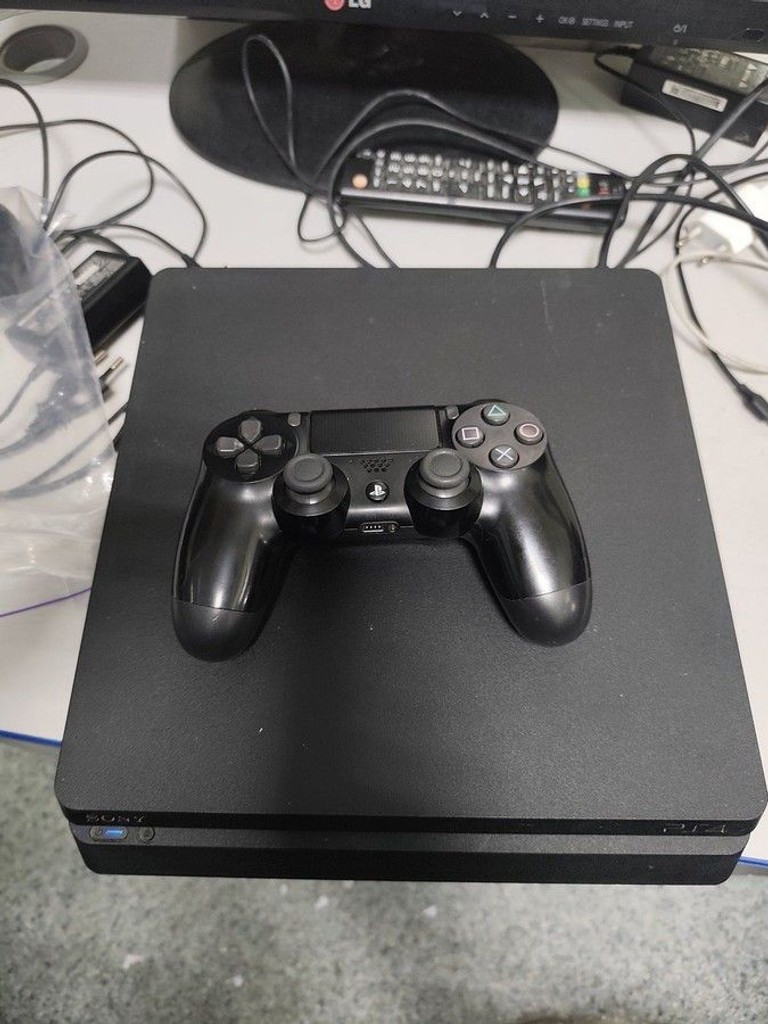 Купити Sony PlayStation 4 Slim 1TB Black Б/У