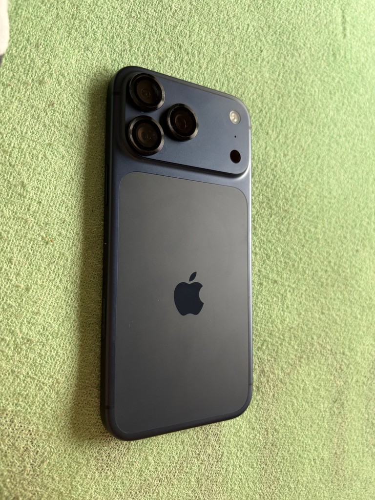 Купити Apple iPhone 17 Pro Max 256GB Deep Blue (MFYP4) Б/У