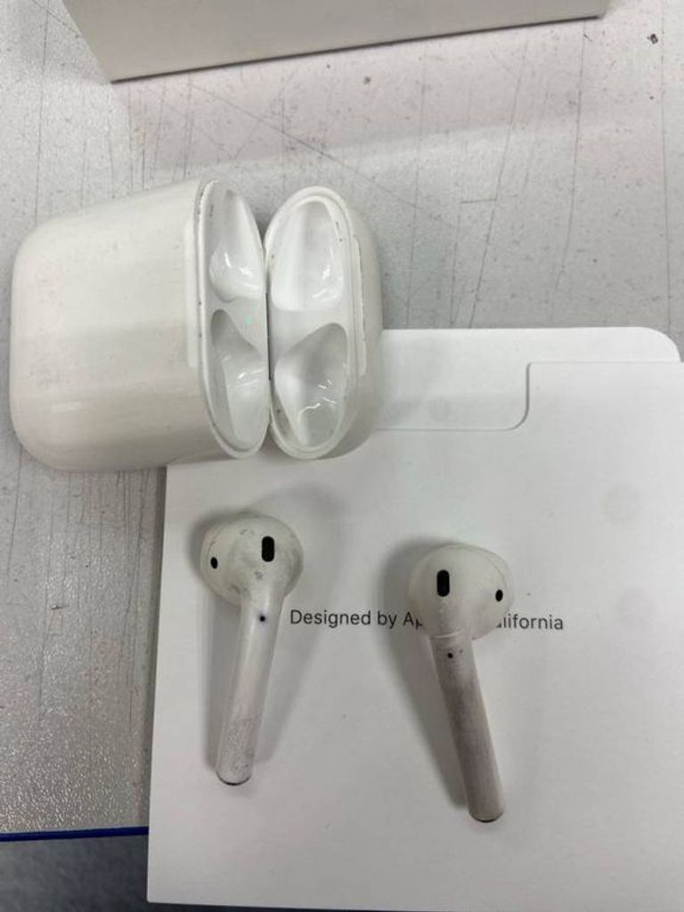 Apple airpods 2nd generation with charging case