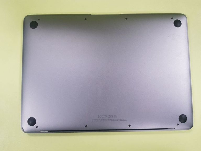 Дешево Apple macbook a1534/ 12"/ core m3 1,1ghz/ram 8gb/ssd 256gb/intel hd graphics 515 з ломбарду