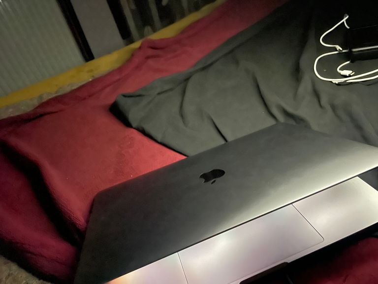 Дешиво Apple macbook pro a1989/ екр 13,3"/ core i5 2,4ghz/ ram16gb/ ssd1tb/ iris plus 655/ retina/ touch bar с ломбарда