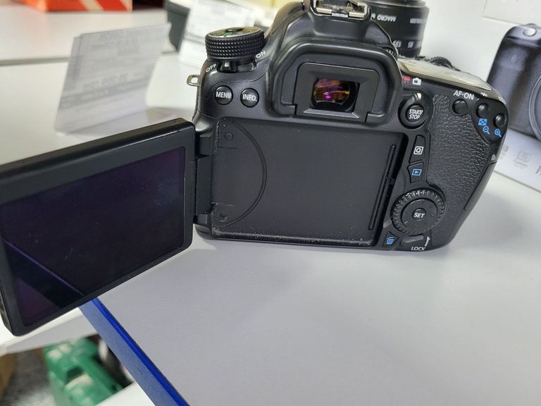 Дешиво Canon eos 70d + ef-s 18-135mm f/3,5-5,6 is stm с ломбарда