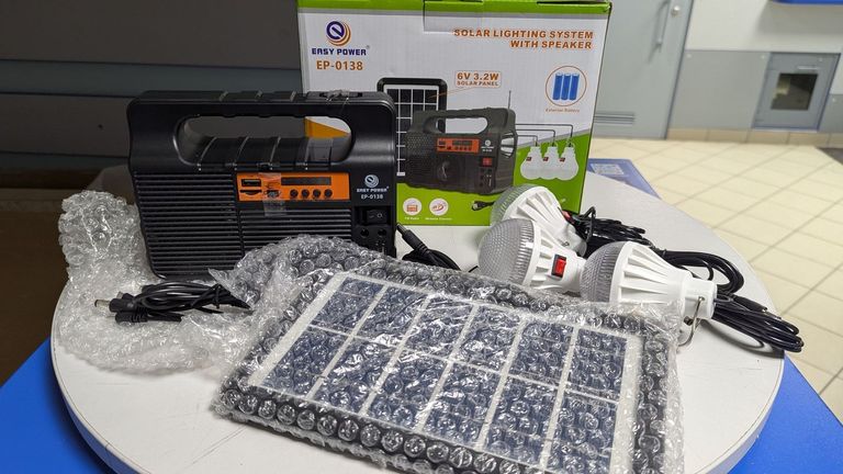 Дешево Без Виробника із power bank easy power ep-0138b із сонячною батареєю та 3 лампочками чорни з ломбарду