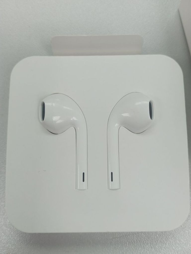 Купить Apple earpods with lightning connector Б/У