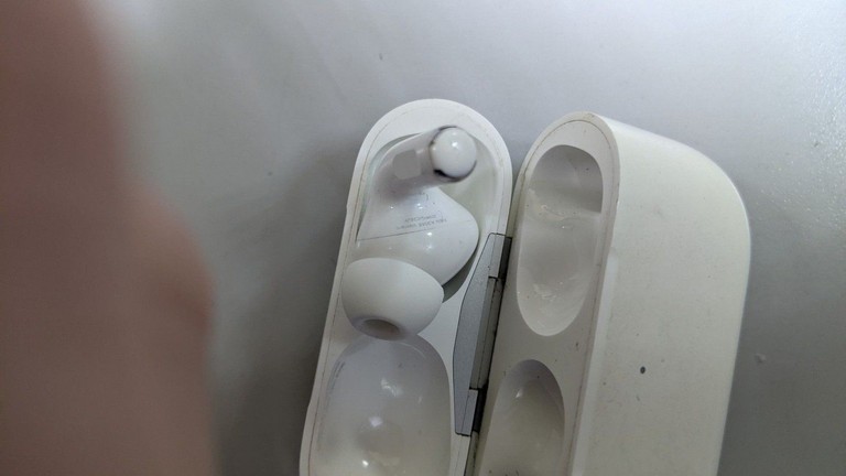Купити Apple airpods pro 2nd generation with magsafe charging case usb-c Б/У