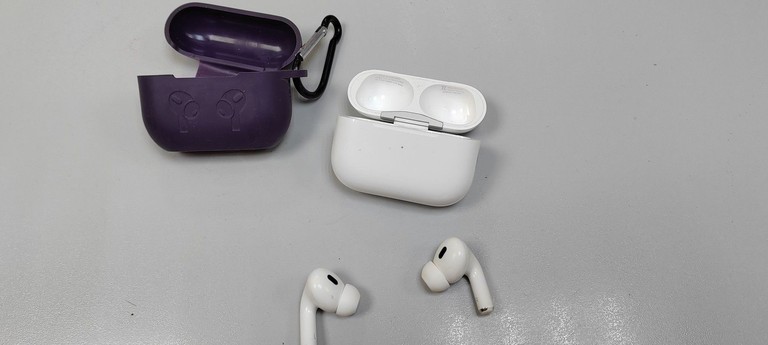 Купити Apple airpods pro 2nd generation with magsafe charging case usb-c Б/У