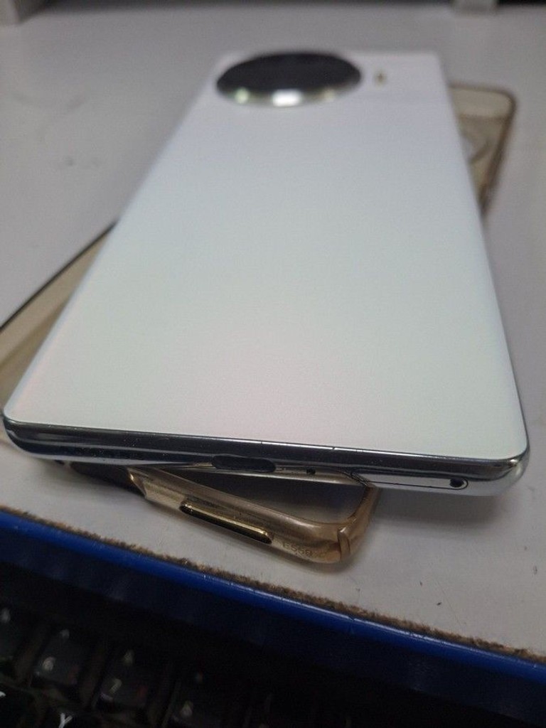 Дешиво Tecno spark 20 pro+ 8/256gb с ломбарда