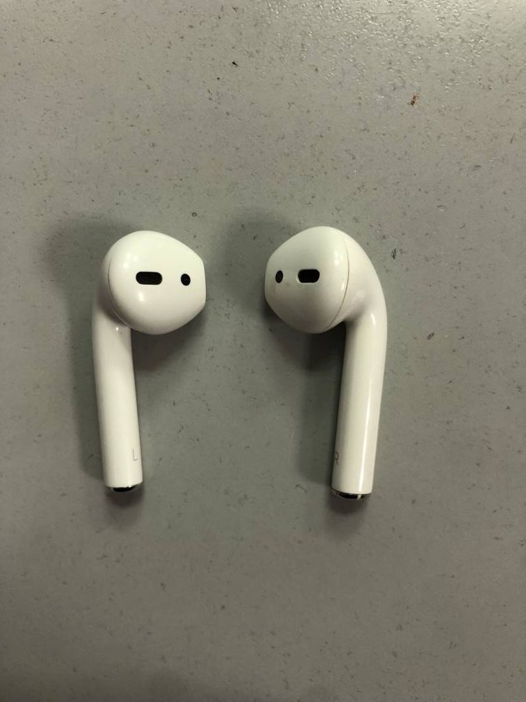 Apple airpods 2nd generation with charging case