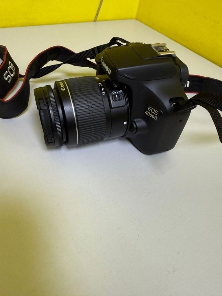 Дешиво Canon eos 4000d + ef-s 18-55 1:3.5-5.6 iii с ломбарда