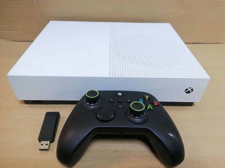 Купить Microsoft Xbox One S 1TB Б/У