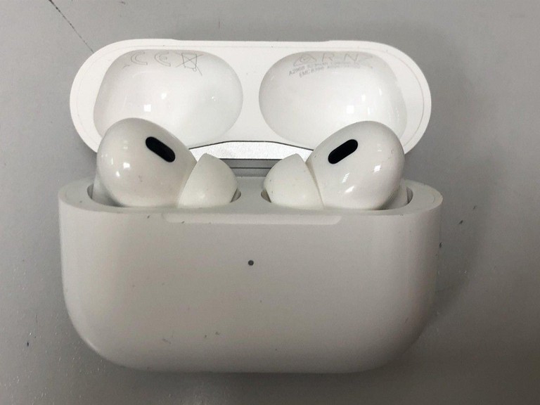 Купити Apple airpods pro 2nd generation with magsafe charging case usb-c Б/У
