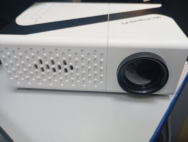 Дешево Без Виробника mini projector f1 з ломбарду