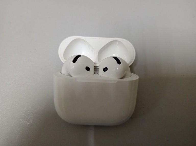 Купити Apple airpods 4 Б/У