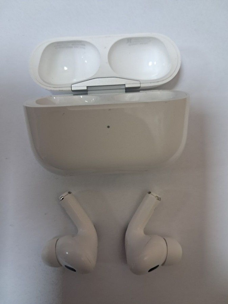 Купити Apple airpods pro 2nd generation with magsafe charging case usb-c Б/У