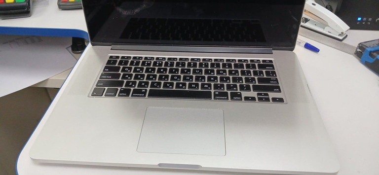 Дешево Apple macbook pro a1398 екр 15,4"/ core i7 2,5ghz/ram 16gb/ssd 256gb/amd radeon r9 m370x 2gb з ломбарду