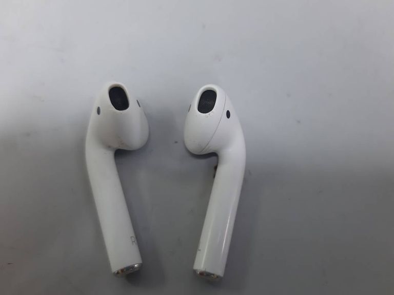 Apple airpods 2nd generation with charging case