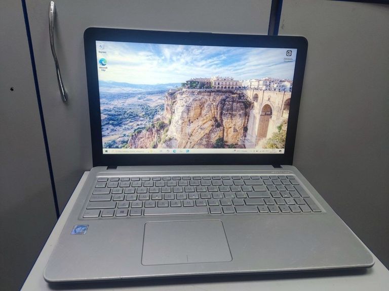 Купити Asus 15/celeron n4000 ddr4/4gb ddr4/hdd 500 gb/ssd *відсутній/*інтегрована Б/У