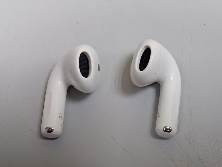 Дешиво Apple airpods 4 with active noise cancellation с ломбарда