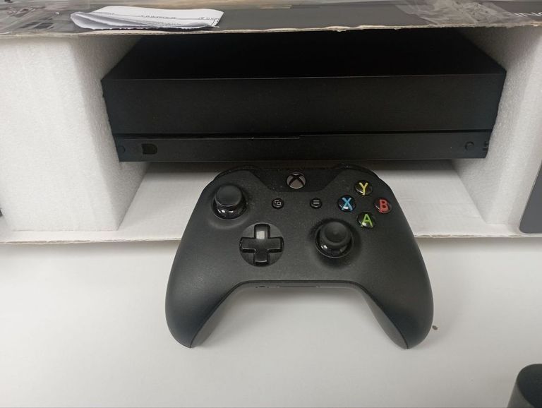 Купити Microsoft Xbox One X 1TB White Б/У