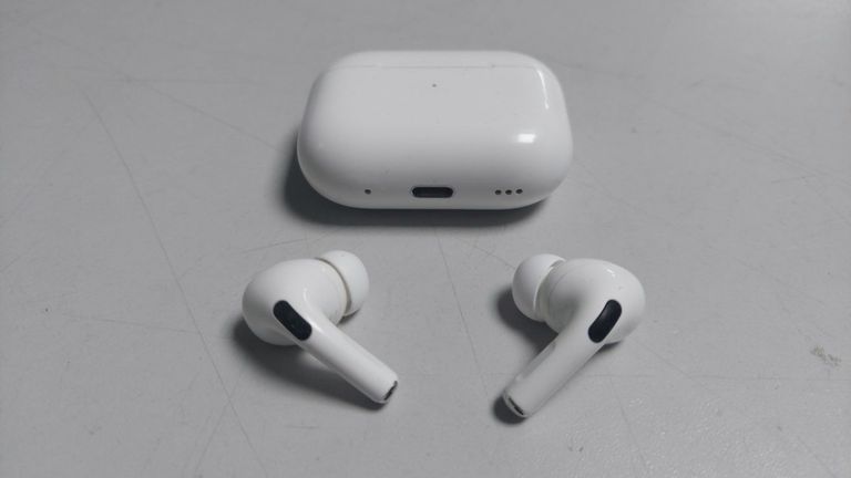 Купити Apple airpods pro 2nd generation with magsafe charging case usb-c Б/У