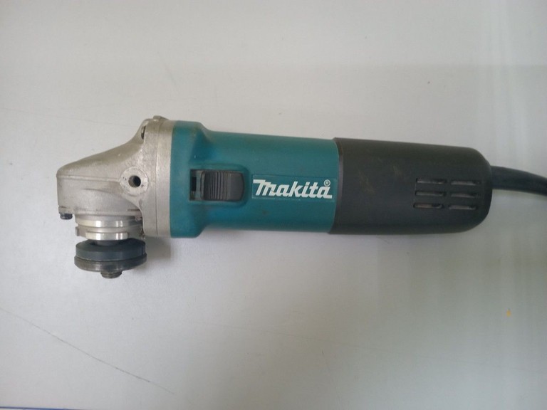 Купити Makita 9558HN Б/У