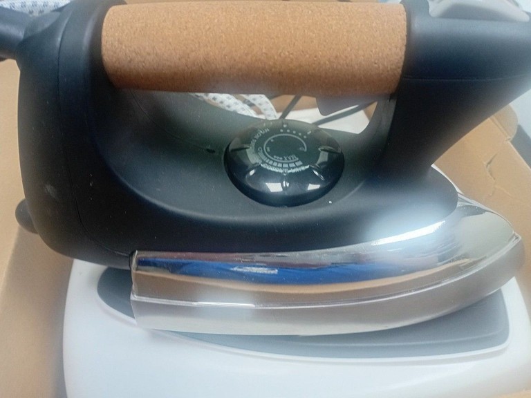 Оголошення Kooper ferro da stiro con caldaia 2000w Б/У