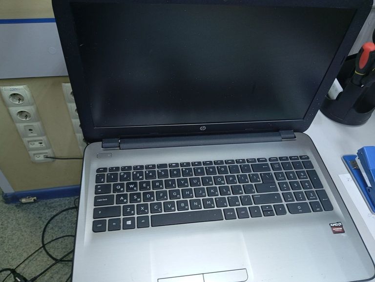 Дешево Hp core i7 6500u 2,5ghz/ ram 8gb/ hdd 1000gb/ radeon r7 m340/ dvdrw з ломбарду