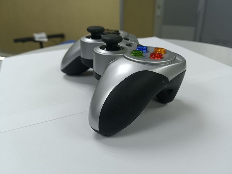 Дешиво Logitech wireless gamepad f710 с ломбарда