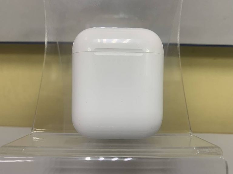 Apple airpods 2nd generation with charging case