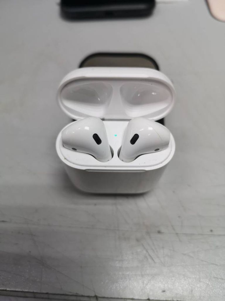 Apple airpods 2nd generation with charging case