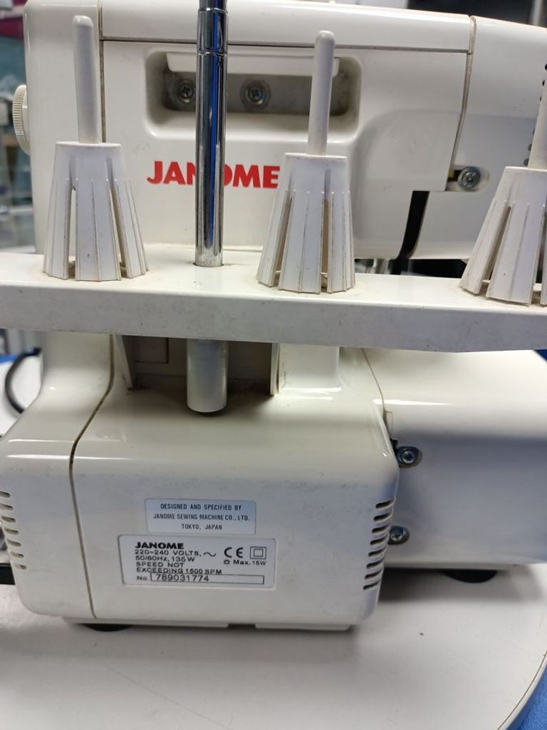 Дешево Janome My Lock 204D з ломбарду